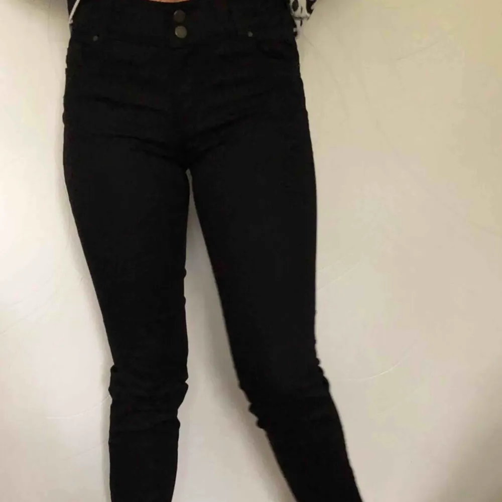 Svarta jeans! Tajta Lite kortare modell vid benen. Jeans & Byxor.
