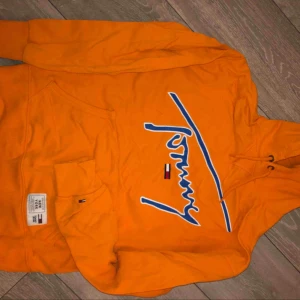  - tommy hilfiger huvtröja i orange