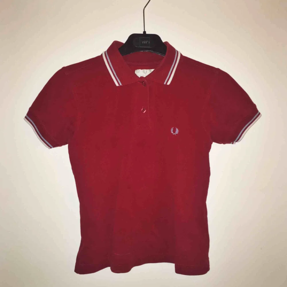 Fred Perry pike 🌹 100 kr inklusive frakt . T-shirts.