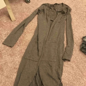  - Snygg cardigan med super mjukt material och änglavingar i bak. 