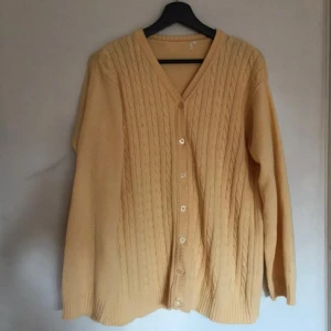  - Säljer denna gula ribbade koftan! Ber om ursäkt för de dåliga bilderna det är så svårt med ljuset nu på vintern. ❤