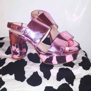  - Asballa klackar i ljusrosa blank färg. Från Monki. 