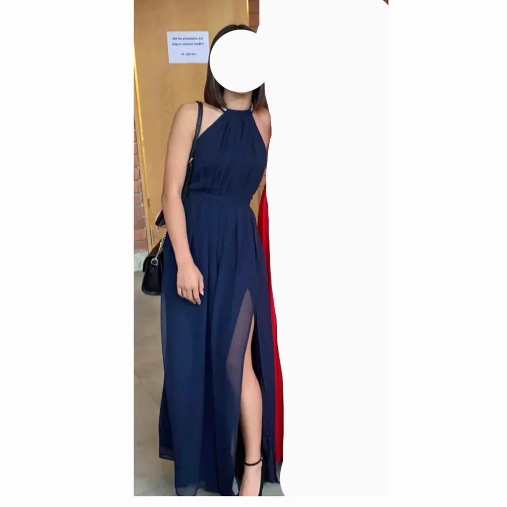 Säljer min fina balklänning i färgen mörk blå som jag använde sommaren 2019! Använt 1 gång och är i ett jättefint skick! Slutsåld nu i minsta storlek XXS. Är 162cm, skriv för ytligare bilder eller intresse. Köpt för 899kr . Klänningar.