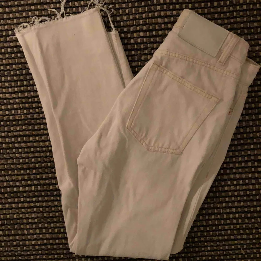 Snygga vita jeans från Zara i storlek 34. Endast använda vid ett tillfälle och är därför som nya, utan minsta defekt🌻🌻🌻. Jeans & Byxor.
