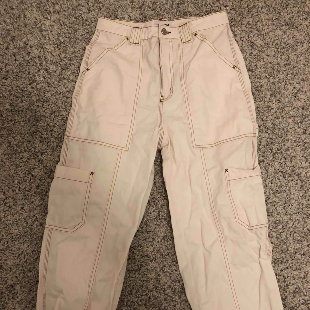 Vit/beiga cargo jeans från Weekday i storlek 36. Jeans & Byxor.