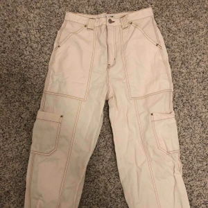 Vita cargo jeans - Vit/beiga cargo jeans från Weekday i storlek 36