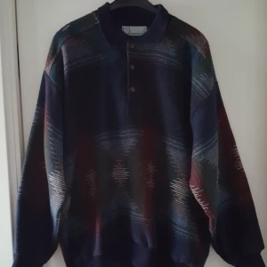  - Vintage stickad tröja i storlek 52, ca som L. Fraktkostnad blir 110kr.