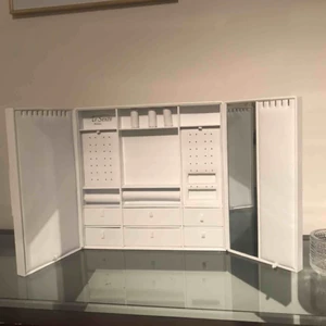  - Ett smyckesförvaring 