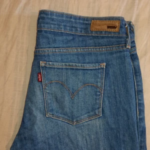  - Fina levisjeans i modellen slight curve, skinny modern rise! 😍 😍 inköpta i usa, fint skick. Storlek 6/28 sitter bra på mig som har strl s/m. 