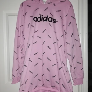  - Lång rosa hoodie från Adidas. Jag är 170 cm och går nästan ner till knäna på mig. Skulle säga att den sitter mer som en S/M. Skriv privat för mer bilder! 
