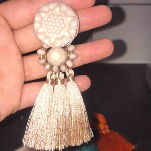  - Säljer dessa örhängen i 3 olika färger.  (Se bild)  20kr paret  Alla är inköpta ifrån h&m  Frakt ingår ej i priset går också få paket pris om du vill köpa fler en ett par.  OBS BEIGE är såld