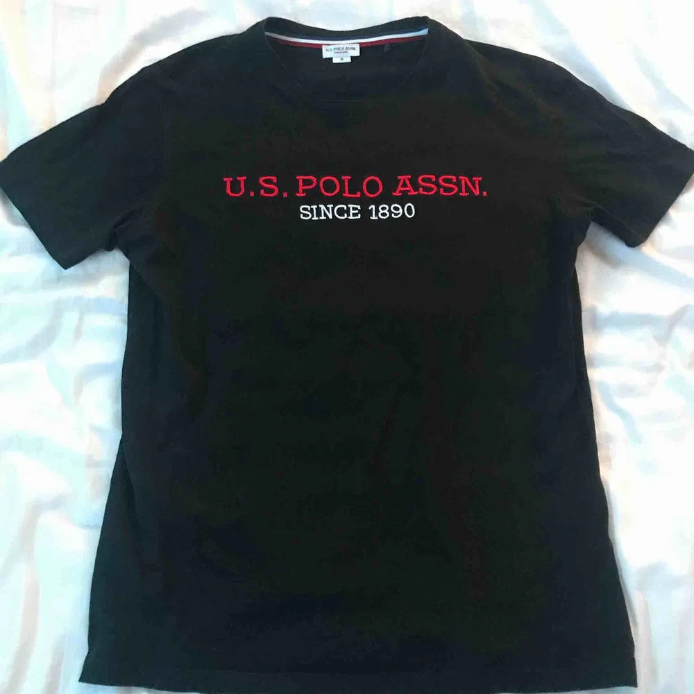 Svart t-shirt från Ralph Lauren.. T-shirts.