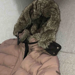  - Oanvänd jacka, jättefin men lite stor för mig. Köpt från Esprit.  Storlek 38 men passar även 37