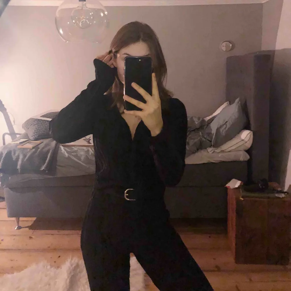 En Jumpsuit från Ruth and Cirkle. Original pris: 499 Storlek XS men skulle säga att den är mer åt S.  Perfekt till nyår eller jul. Klänningar.