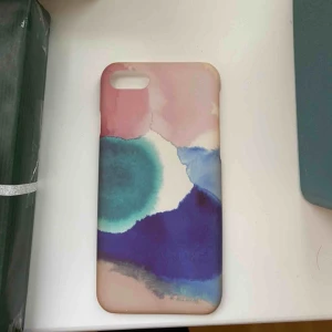  - iPhone 7 skal från & Other stories! Sparsamt använt. Hårt skal men materialet på baksidan känns nästan som ett silikonskal(alltså väldigt mjukt). 