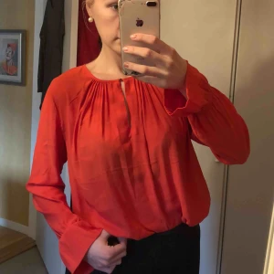  - Superfin röd blus med en guldknapp som detalj framtill! 🌹 perfekt skick! Använd max 3ggr