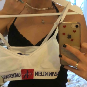  - Calvin Klein topp med röd och blå logga/detaljer❤️🦋