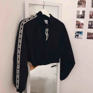  - Snygg bomberjacka från bershka, använd ca 3 gånger, bra skick!!✨   (Dragkedjan går ner hela vägen, är alltså en jacka men lite svårt å se det på bilderna då jackan är stängd) frakt tillkommer 