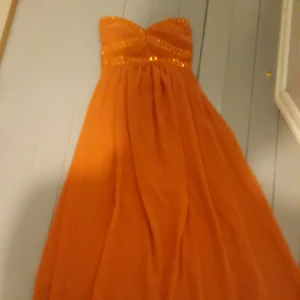  - Jätte fin långklänning. Frakt tillkommer.