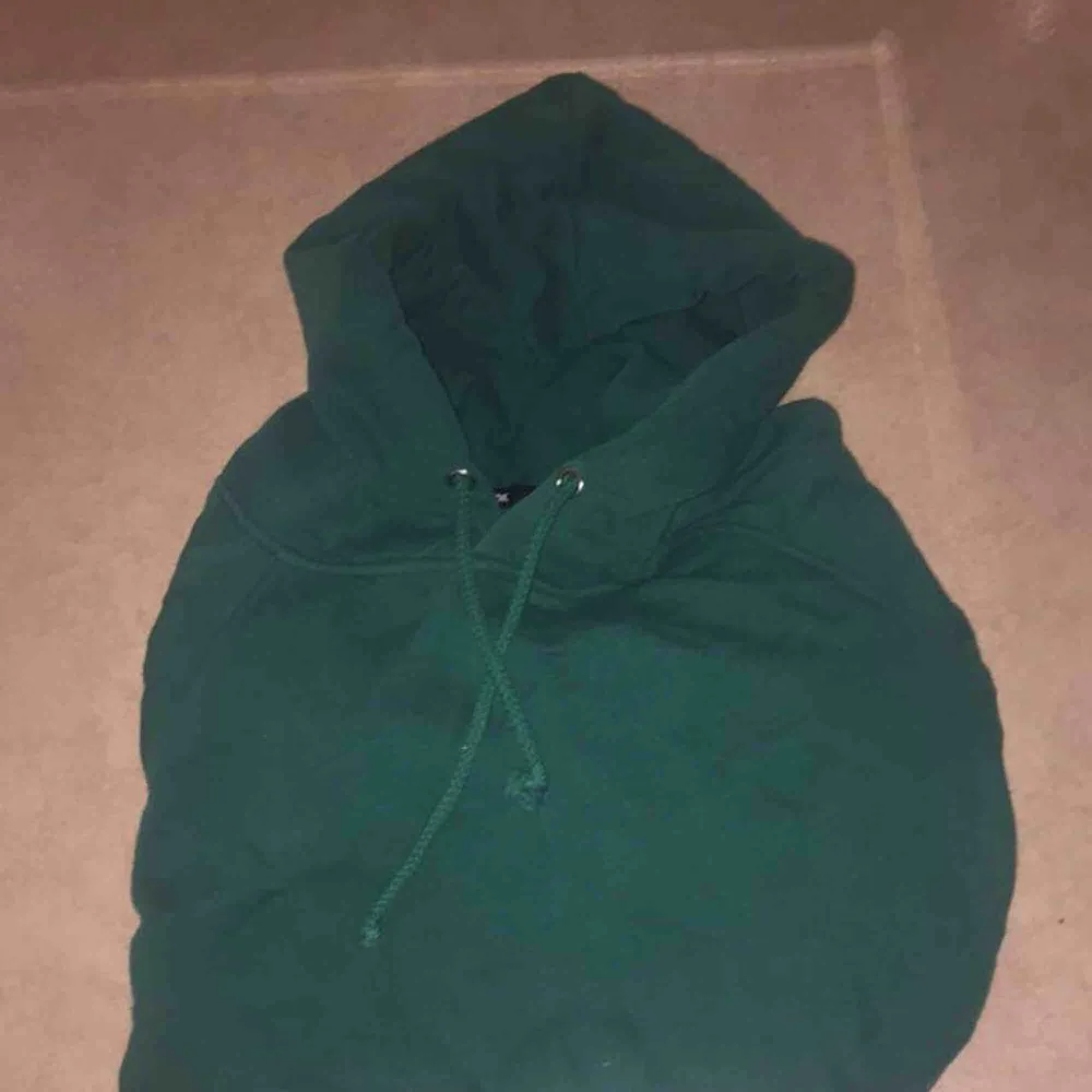 Grön omega hoodie säljs pga kommer ej till användning frakt tillkommer köpt för 299. Toppar.