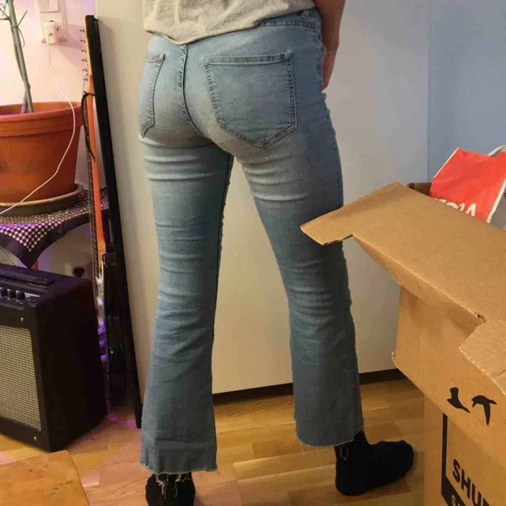 Stretchiga bootcut jeans. Hål i höger ficka.  (っ◔◡◔)っ MÅTT: Midja: 40cm Ytterbenslängd: 86cm Innerbenslängd: 65cm. Jeans & Byxor.