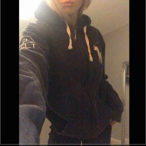  - Denna super snygga oversize hoddie från ralf louren kommer Inte till någon användning längre, storlek M, fraktar men köparen står för frakt🥰