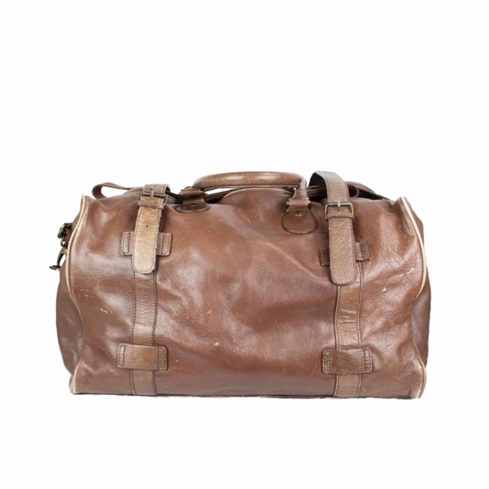 ZARA travel leather duffle weekend bag in brown Some signs of wear Measurements: Width: 47 cm; height: 38 cm; depth: 23 cm; strap: up to 144 cm Free shipping! Read the full description at our website majorunit.com No returns . Väskor.