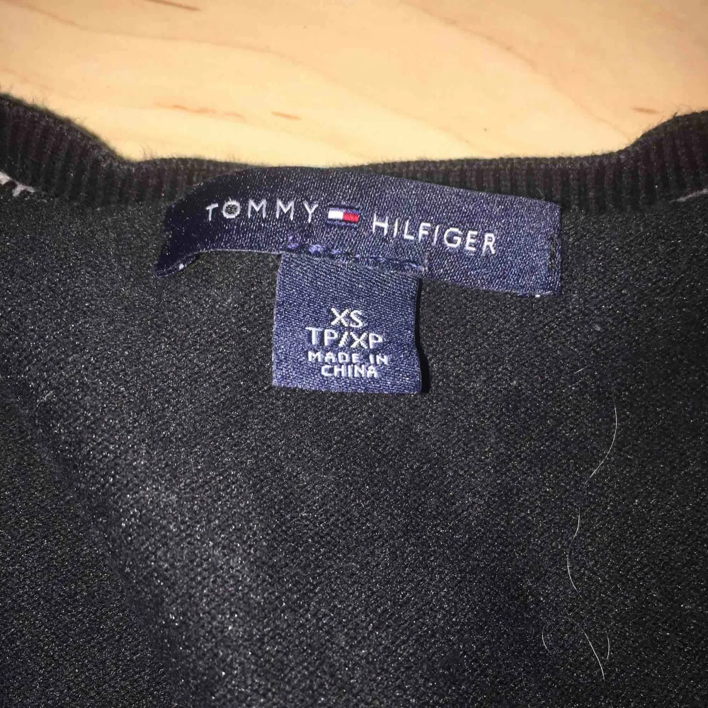 Billig Tommy Hilfiger tröja, billig och en ny sån här tröja kostar 450kr, köparen står för frakt!. T-shirts.