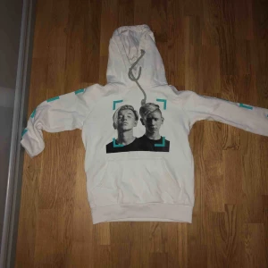  - Säljer min Marcus o Martinus Huddie, storlek 150/160, använd på 2 konserter super fint skick! Från 2017 