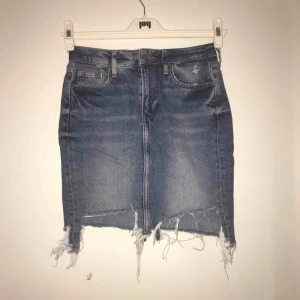  - Kort asymmetrisk kjol från H&M super fin!