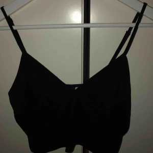  - Använd fåtal gånger, som nytt.  Svart magtröja med snygga sömmar vid bysten.