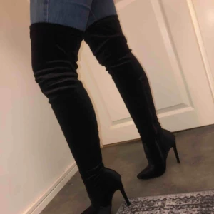  - Väldigt fina boots aldrig använda så säljer dom eftersom dom inte kommer till användning.  Det står att det är en storlek 7 som motsvarar 39 men känns mer som 37. Skorna är köpta för 750 men säljer för 300 (pris kan diskuteras vid snabb affär) 