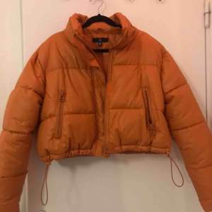 Orange croppad puffer jacket med dragsko i nederkant