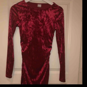  - Säljer jättefin klänning från Ginatricot. Är i storlek XS men är stretchigt material 