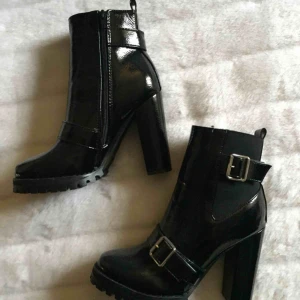  - Lackerade asballa svarta klackskor med spänne köpta i Barcelona, så har fraktar hit dem åt er;)