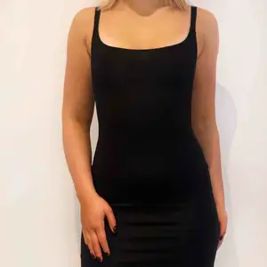 Jättefin basic svart klänning!