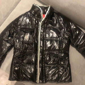 Moncler  - Moncler jacka, använd men i gott skick. Svart, glansig. (Något mer figursydd än Bady) Inköpt hösten 2018 på Gillblads. Strl 4(M)  Luva saknas. Kvitto finns ej kvar 