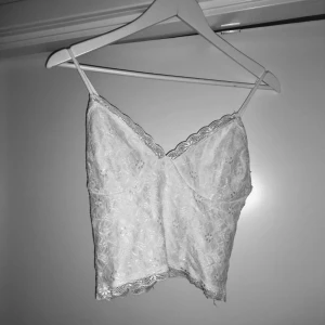  - Vitt spetslinne från Bikbok i strl M. Aldrig använt, men tyvärr är lappen borttagen. Sätter lågt pris därför. Finns i Stockholm men kan skickas.