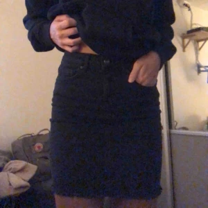  - Snygg och stretchig svart jeanskjol från märket Pieces! Knappt använd och är i bra skick, köparen står för frakt🥰