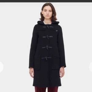  - jättefin kappa /duffeli GRÅTT från gloverall. Detta är slim fit men mkt rymlig  stl 36/small  mkt fint begagnat skick   nypris 4000kr   skickas mot betalning skicka lätt 2kg  alt avhätnning 