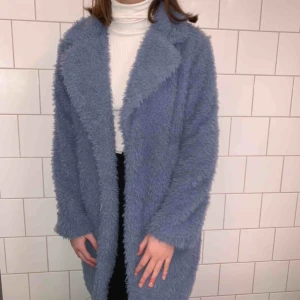 pälsjacka - Säljer min fina oanvända blå pälsjacka från Gina Tricot. Tyvärr så kommer den inte så mycket till användning som den borde så säljer därför vidare den!