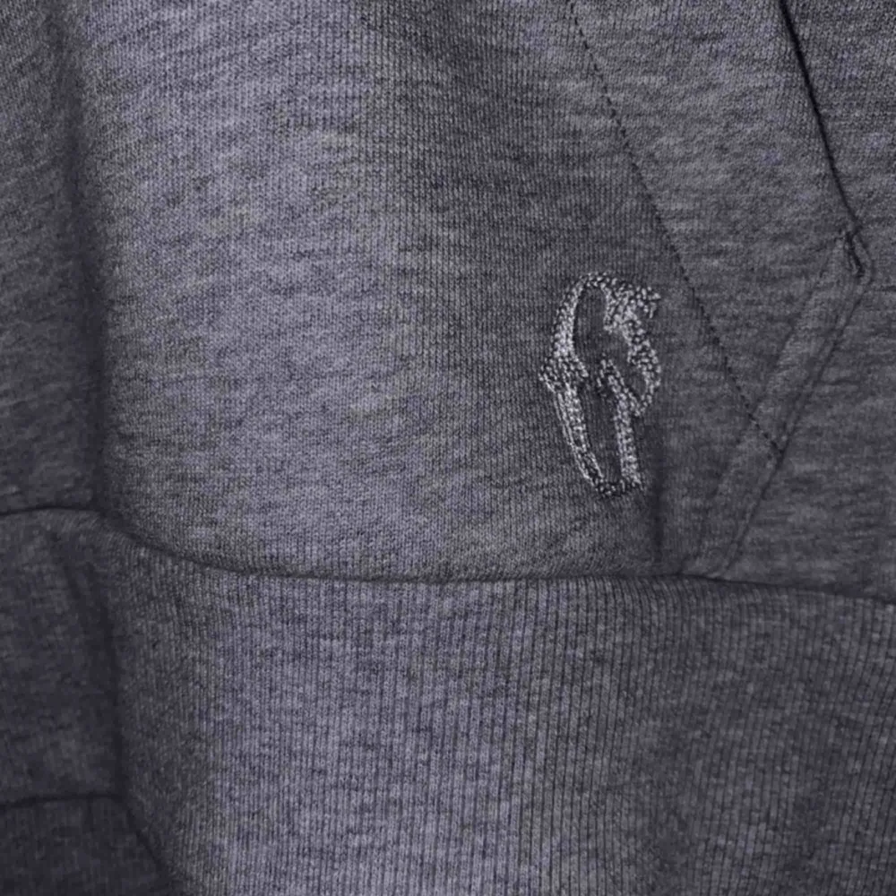G-star raw hoodie med coola detaljer, och i superbra skick. Nypris ca 1000 kr.. Hoodies.