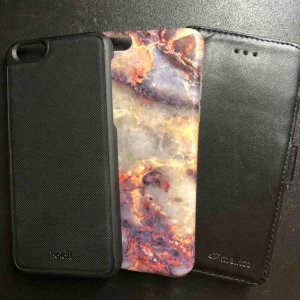  - Vänster :20kr Enkelt svart skal som passar till ett fodral, magnetisk baksida!  Mitten : 20kr  Snyggt färgglatt skal i silikon Höger : 30kr Plånboksfodral med skal inuti som sitter fast!   Alla för 50kr eller ☝🏼