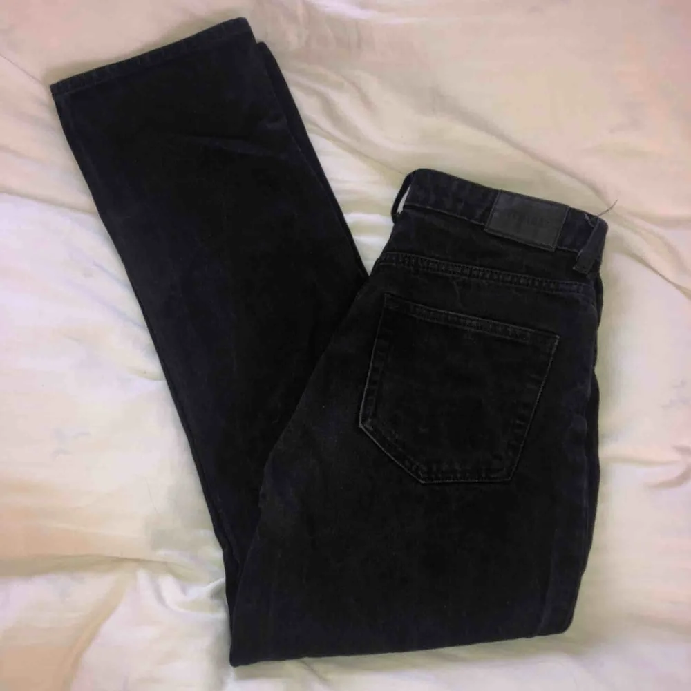 Säljer byxorna till höger, mina WEEKDAY jeans i modellen Voyage. Storleken är W26L30. Färgen är lite urtvättad svart. Säljer för de är för små. . Jeans & Byxor.
