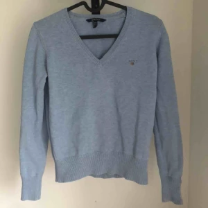  - Säljer min ljusblåa ”stickade” tröja från Gant. Det är storlek M men den passar bättre på S då den är liten i storleken! Finns i Dala-Floda men kan tas till Falun. Kan även skickas men då står köparen för frakten 🥰