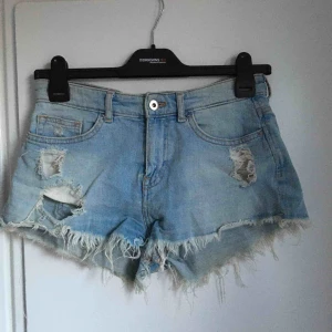  - Riktigt snygga jeans shorts med detaljer. Shortsen är ganska korta