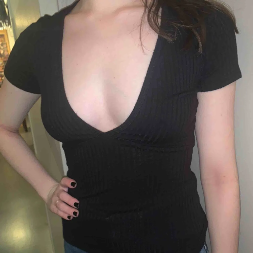 Stretchy top with low front, great with or without bra. Toppar.