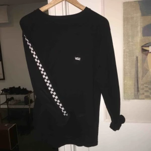  - Snygg longsleeve från Carlings, sparsamt använd! Rutad höger arm. Köparen står för frakt!✨