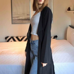  - Cardigan i svart mesh i trenchmodell, går även att knyta. Säljer då den inte kommer till användning :) Bara använd ett fåtal gånger, i bra skick! Frakten ingår!