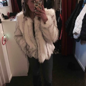  - Pälsjacka från en av Linn Ahlborgs kollektioner tillsammans med NA-KD, använts fåtal gånger och är i riktigt bra skick, köparen står för frakten🥰🥰